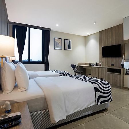 Sunday Hotel Вадодара Екстериор снимка