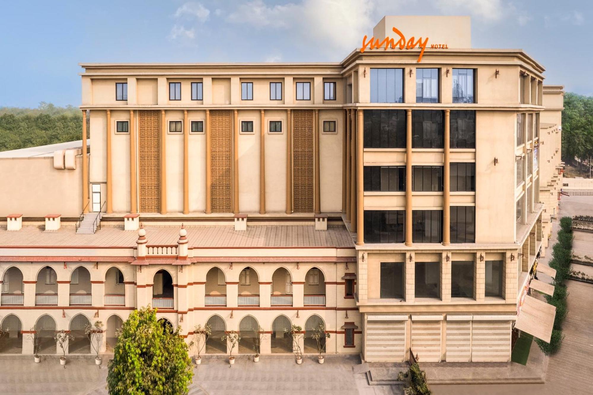 Sunday Hotel Вадодара Екстериор снимка