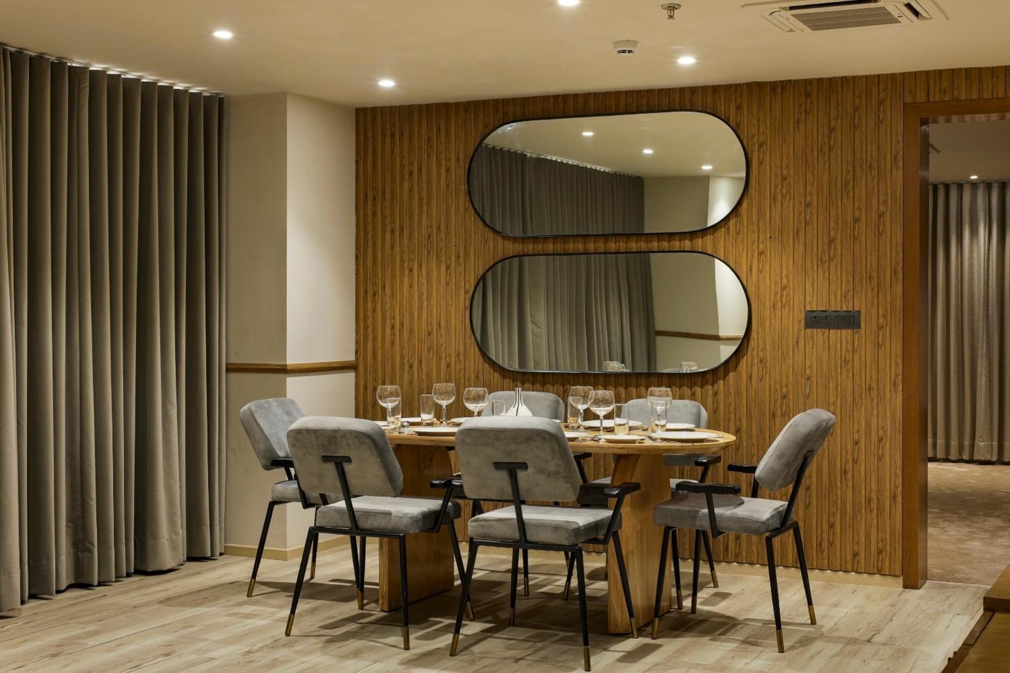 Sunday Hotel Вадодара Екстериор снимка