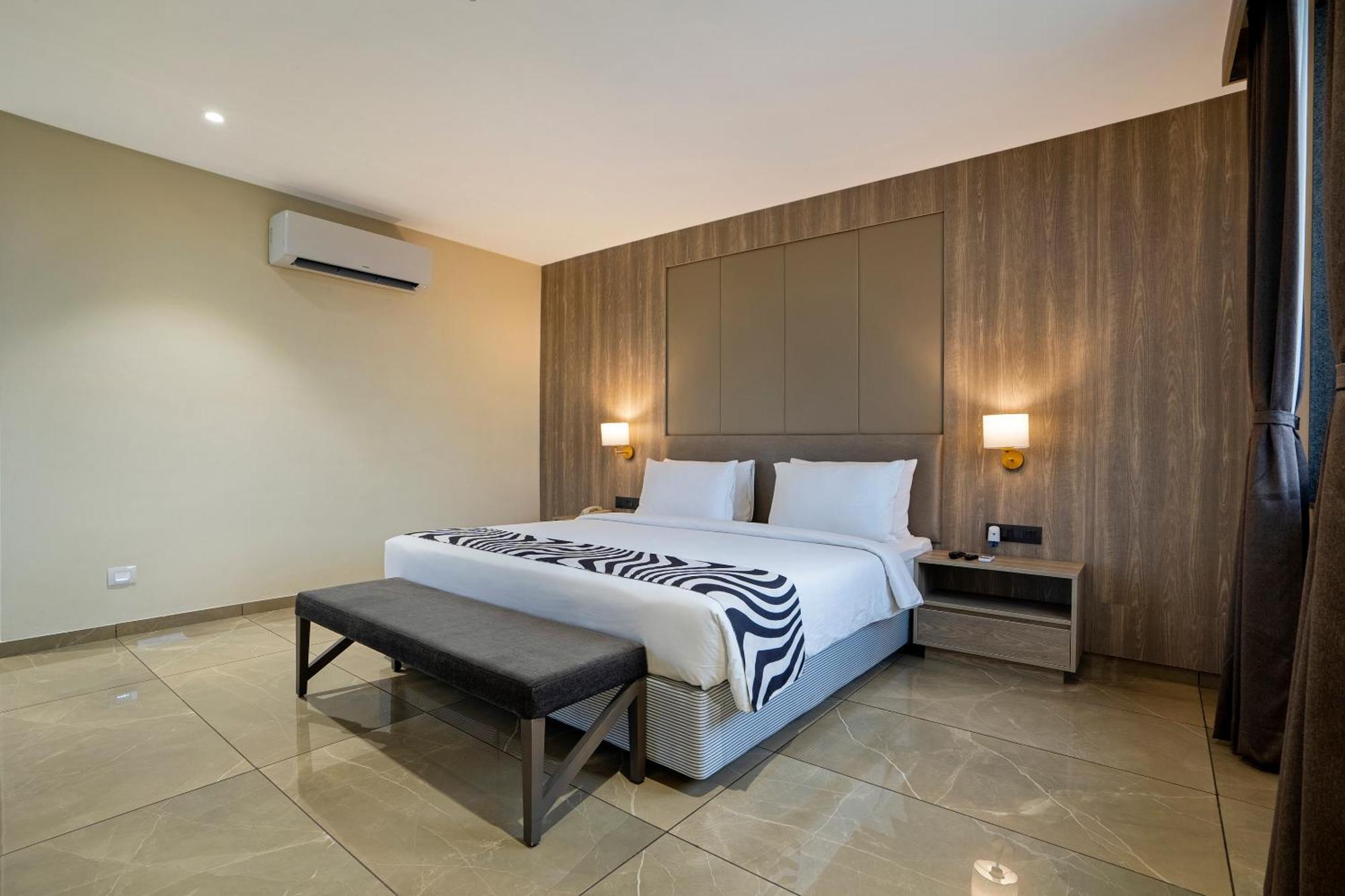Sunday Hotel Вадодара Екстериор снимка