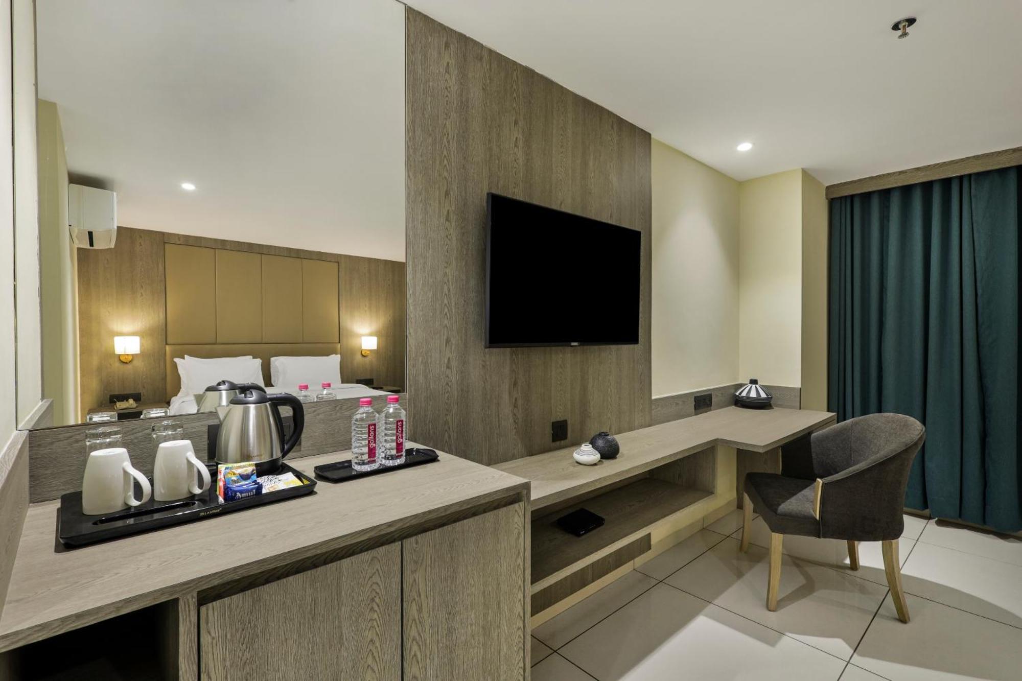 Sunday Hotel Вадодара Екстериор снимка