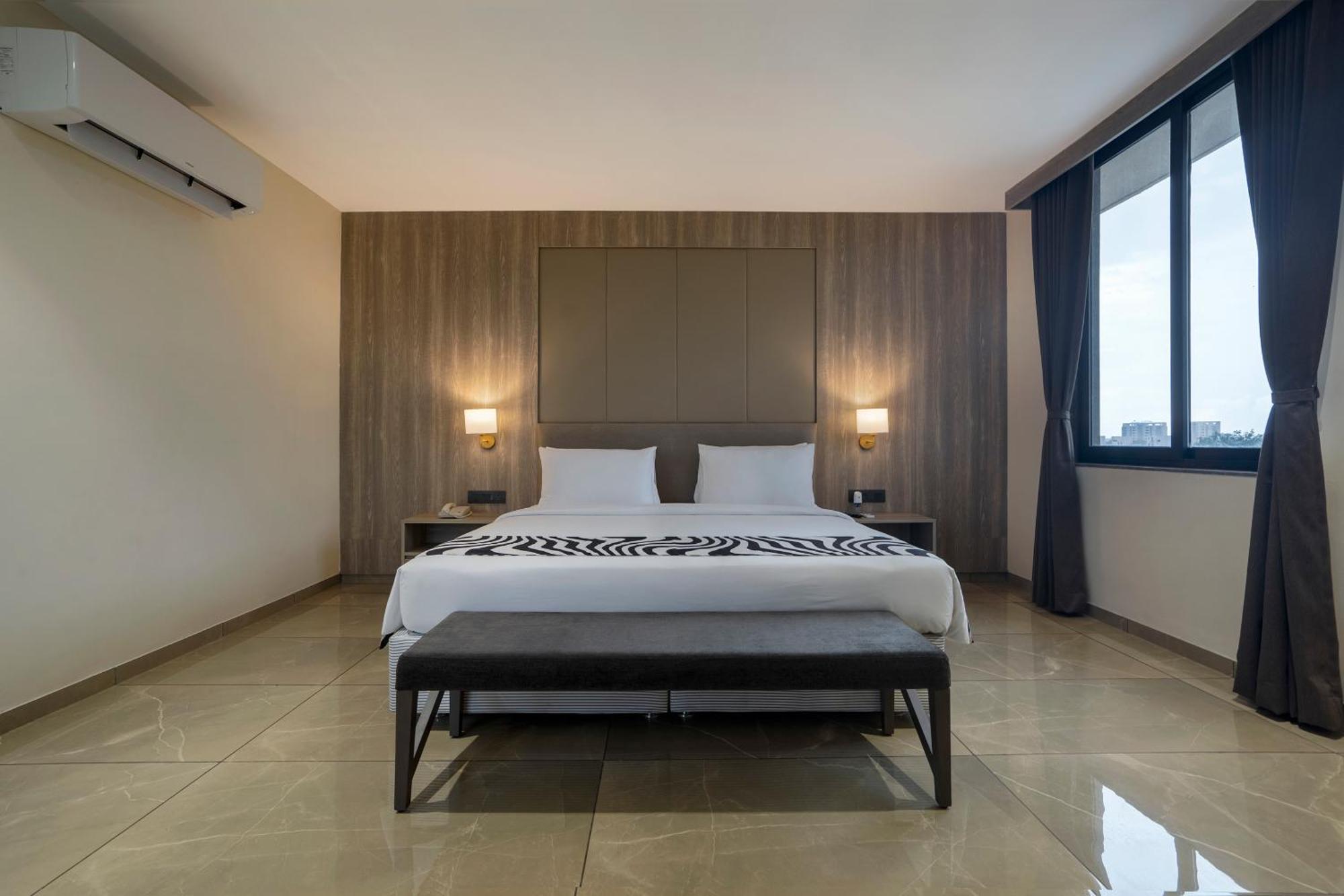 Sunday Hotel Вадодара Екстериор снимка