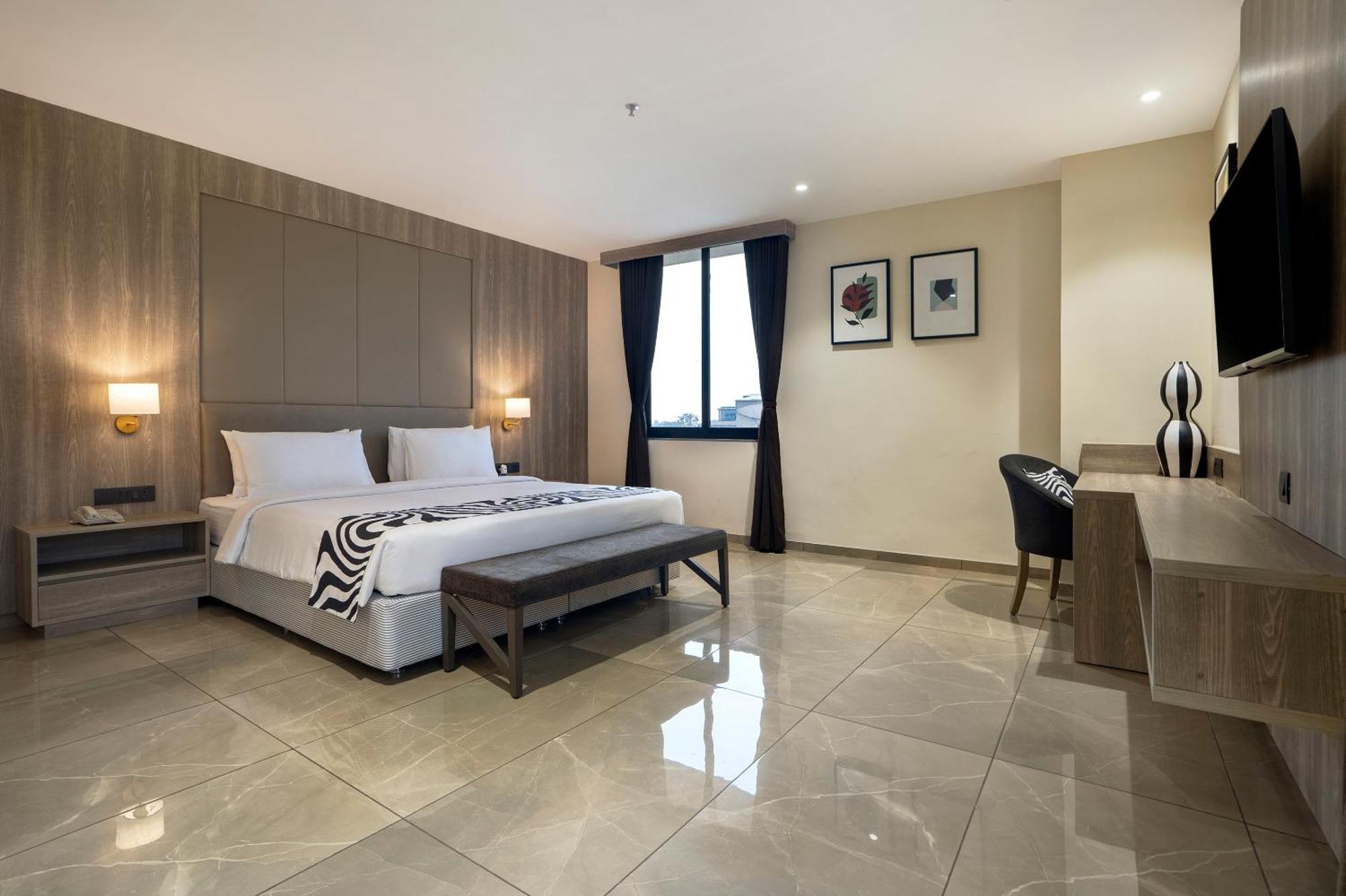 Sunday Hotel Вадодара Екстериор снимка