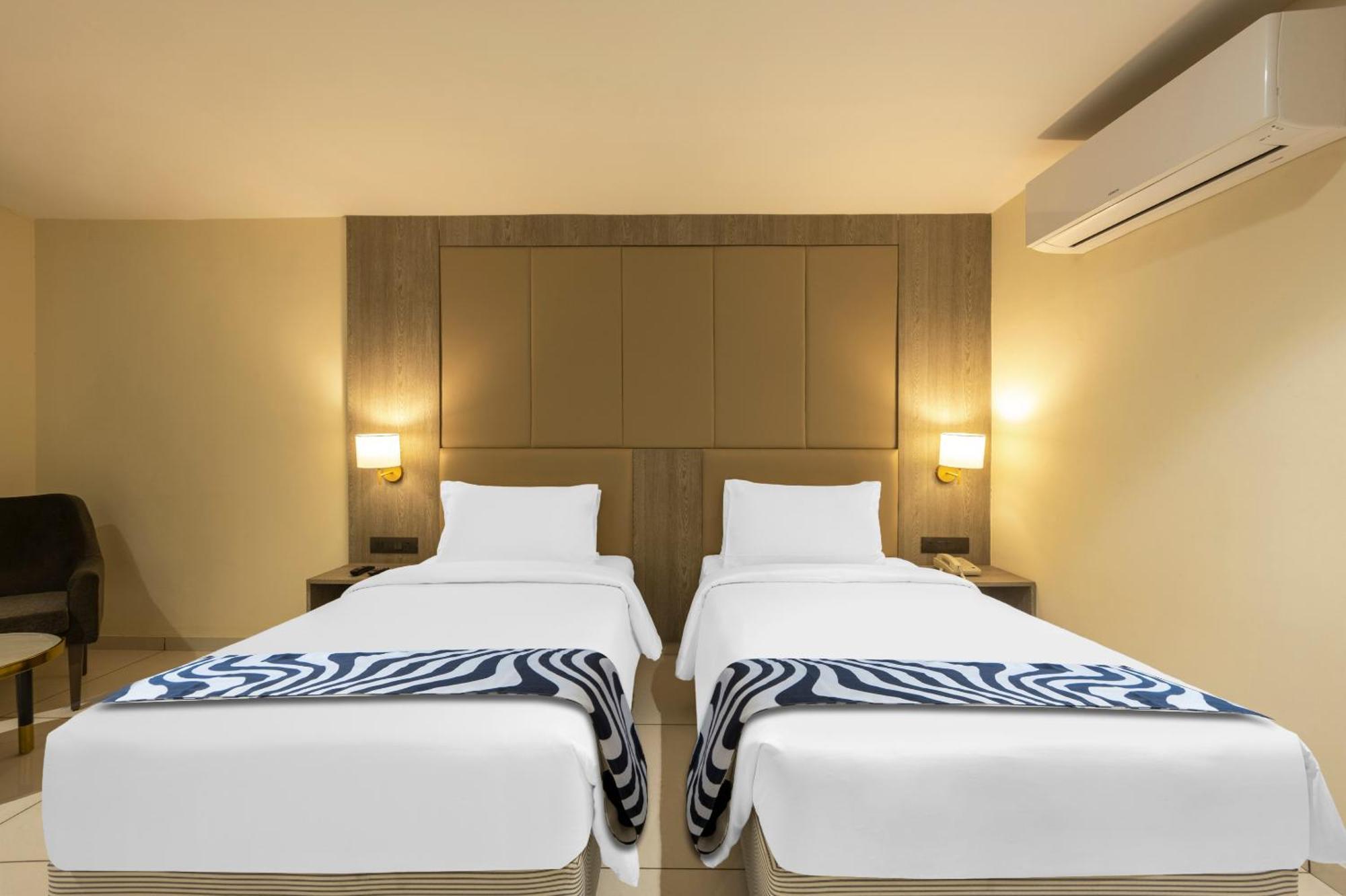 Sunday Hotel Вадодара Екстериор снимка