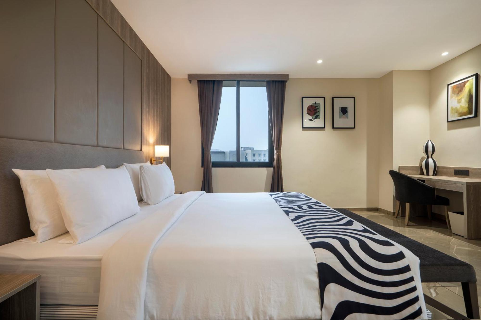 Sunday Hotel Вадодара Екстериор снимка