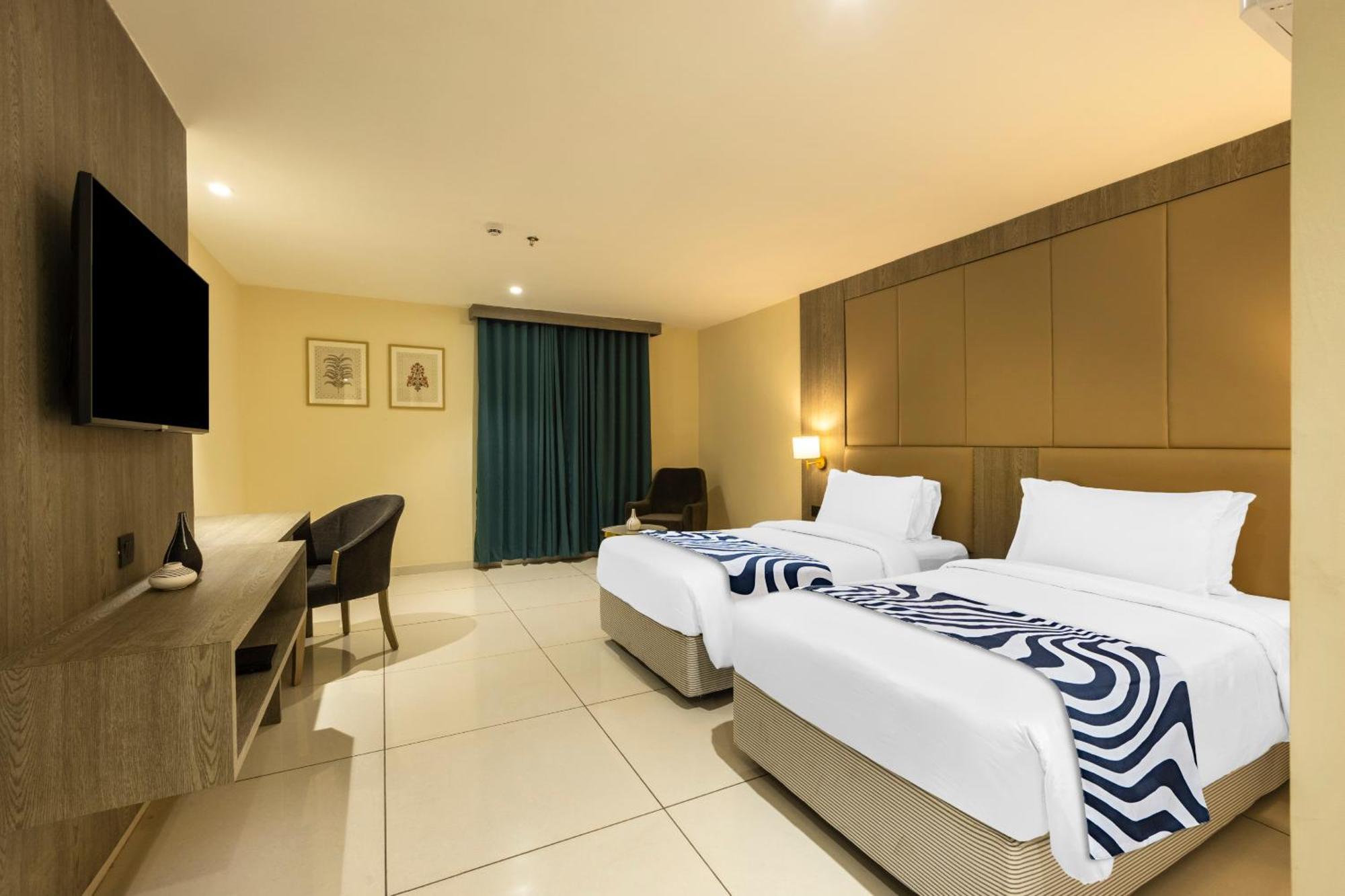 Sunday Hotel Вадодара Екстериор снимка