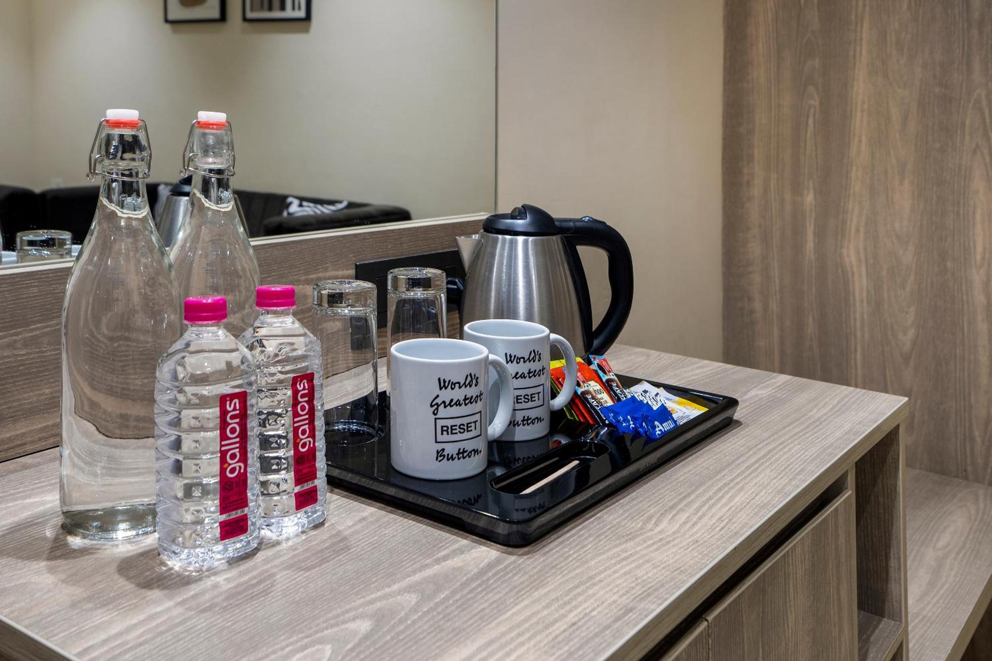 Sunday Hotel Вадодара Екстериор снимка