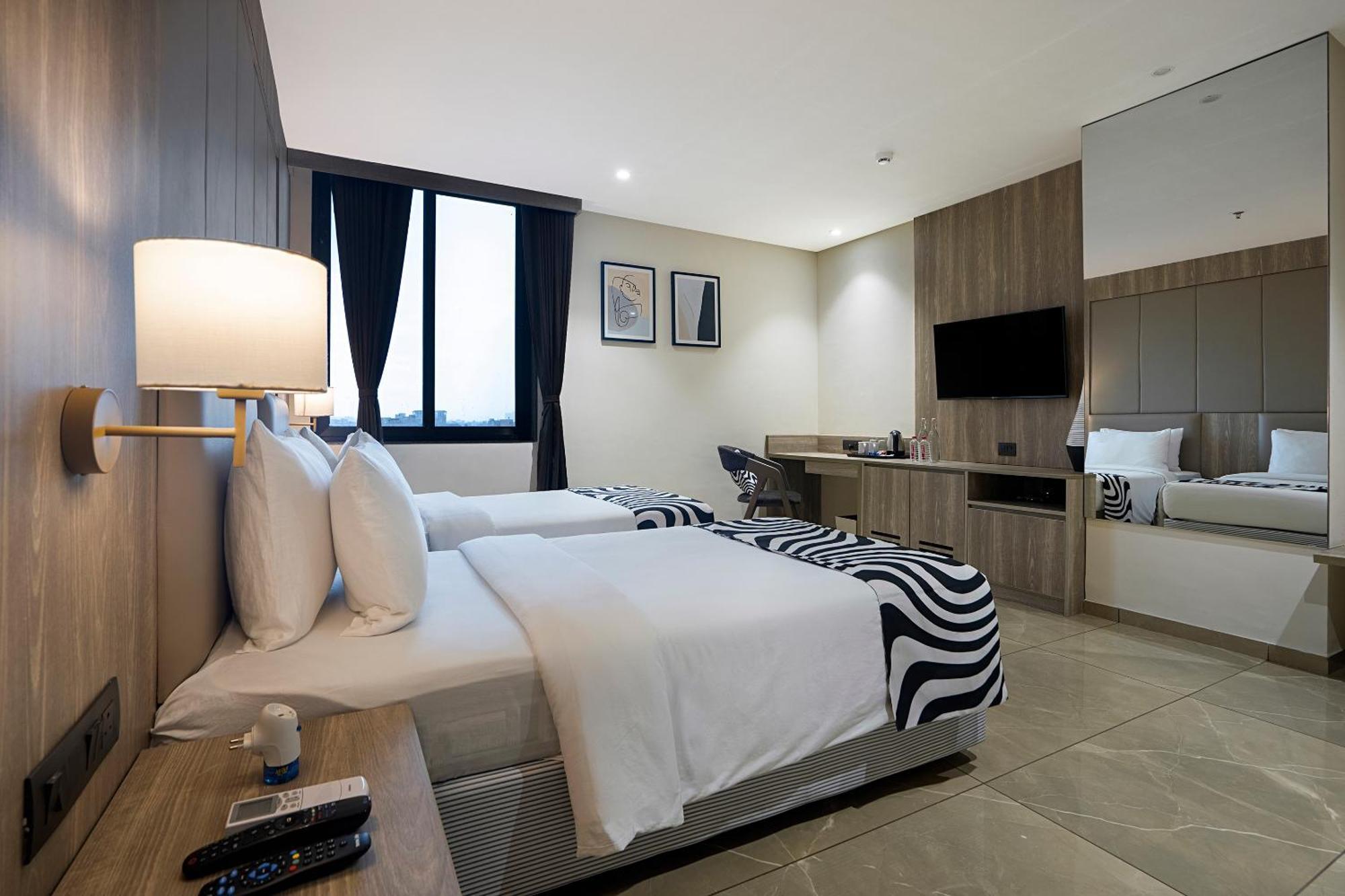 Sunday Hotel Вадодара Екстериор снимка
