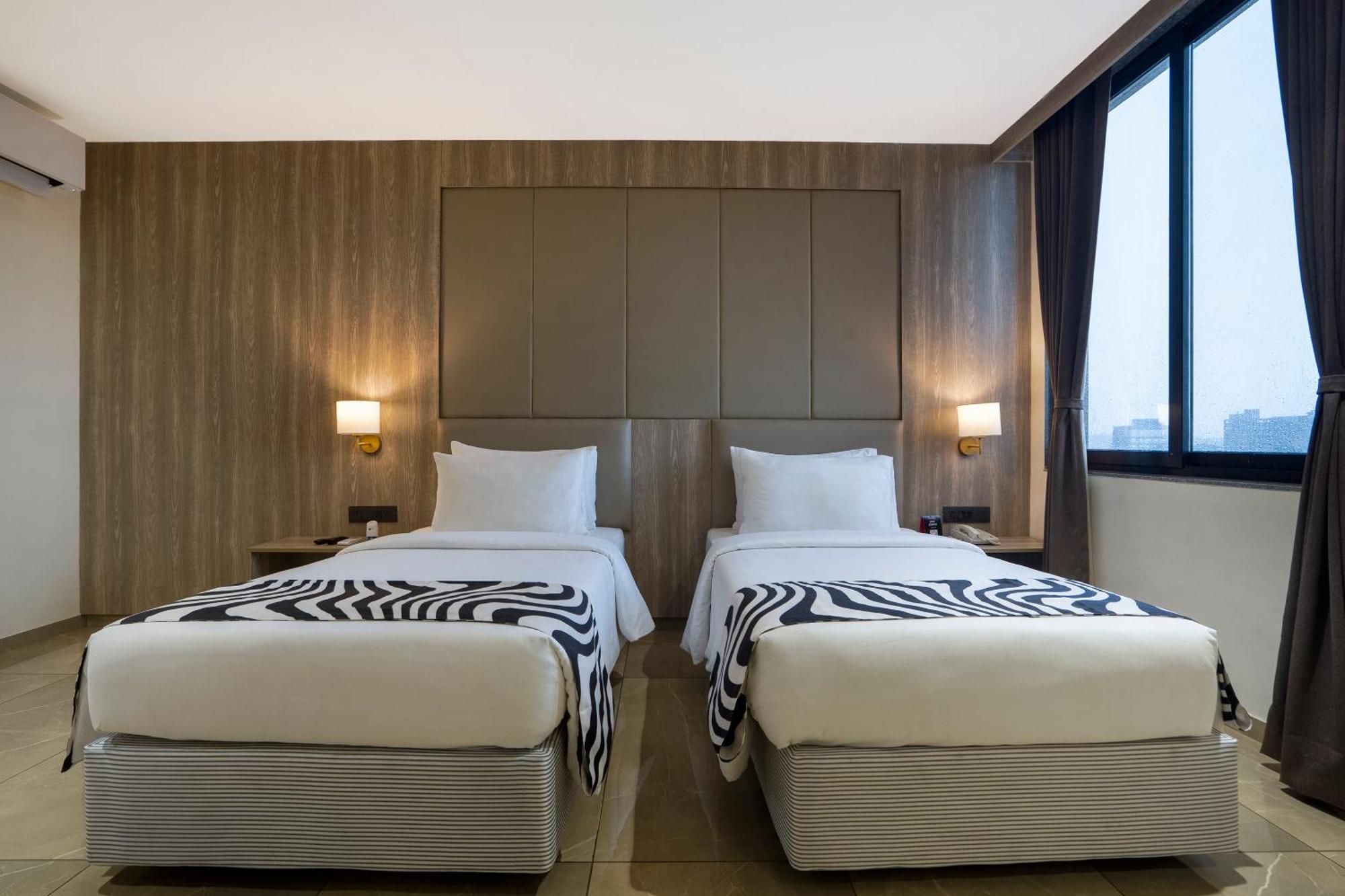 Sunday Hotel Вадодара Екстериор снимка