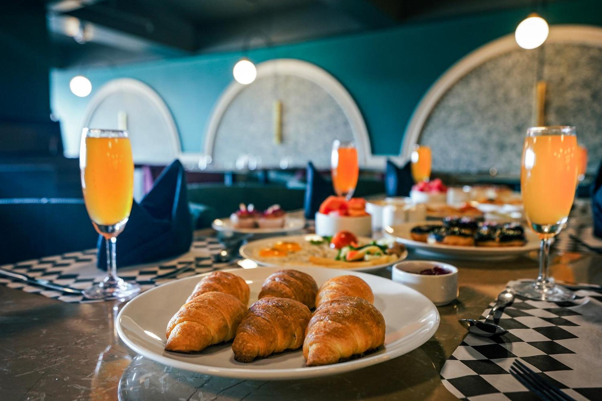 Sunday Hotel Вадодара Екстериор снимка