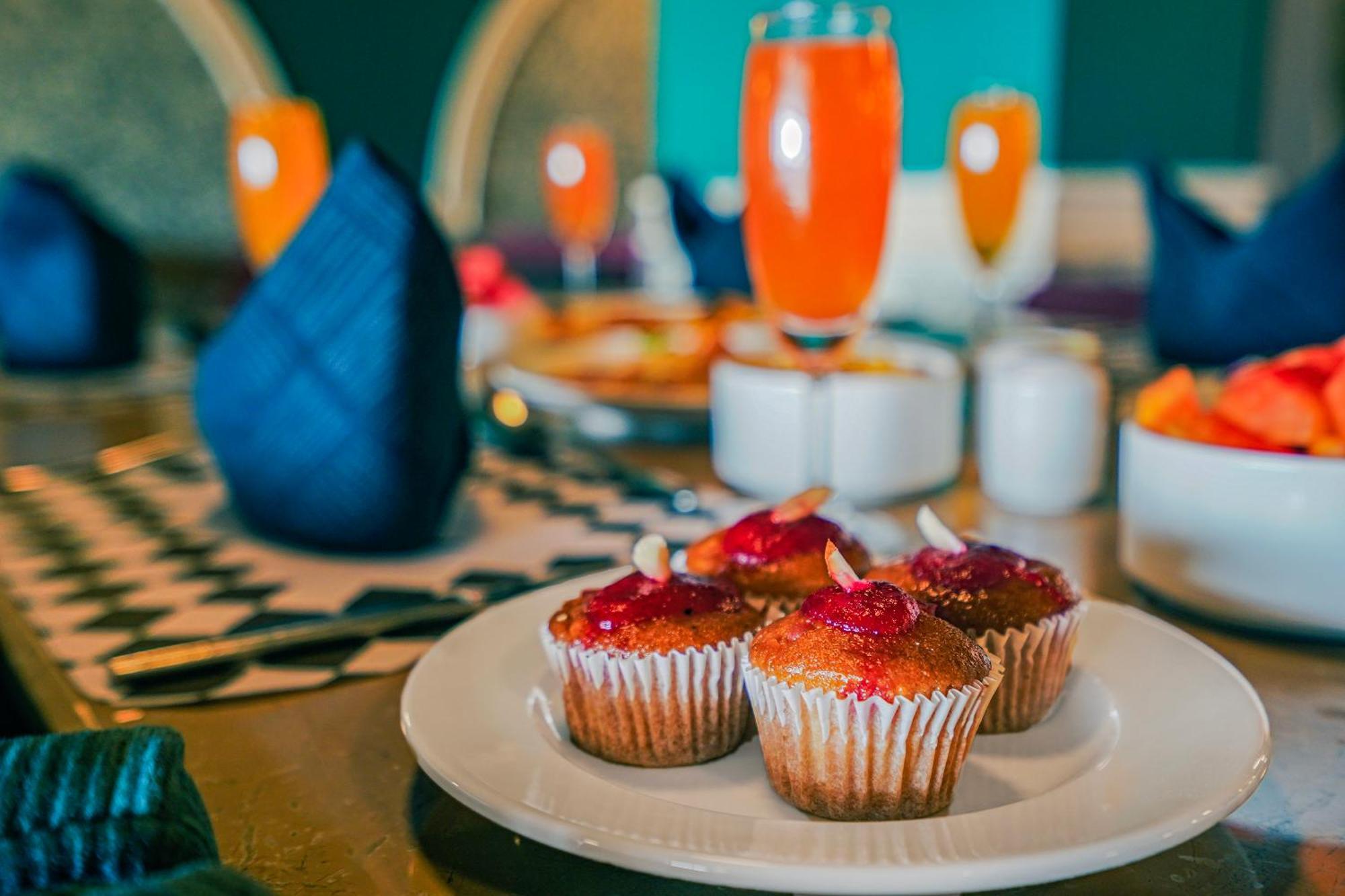 Sunday Hotel Вадодара Екстериор снимка
