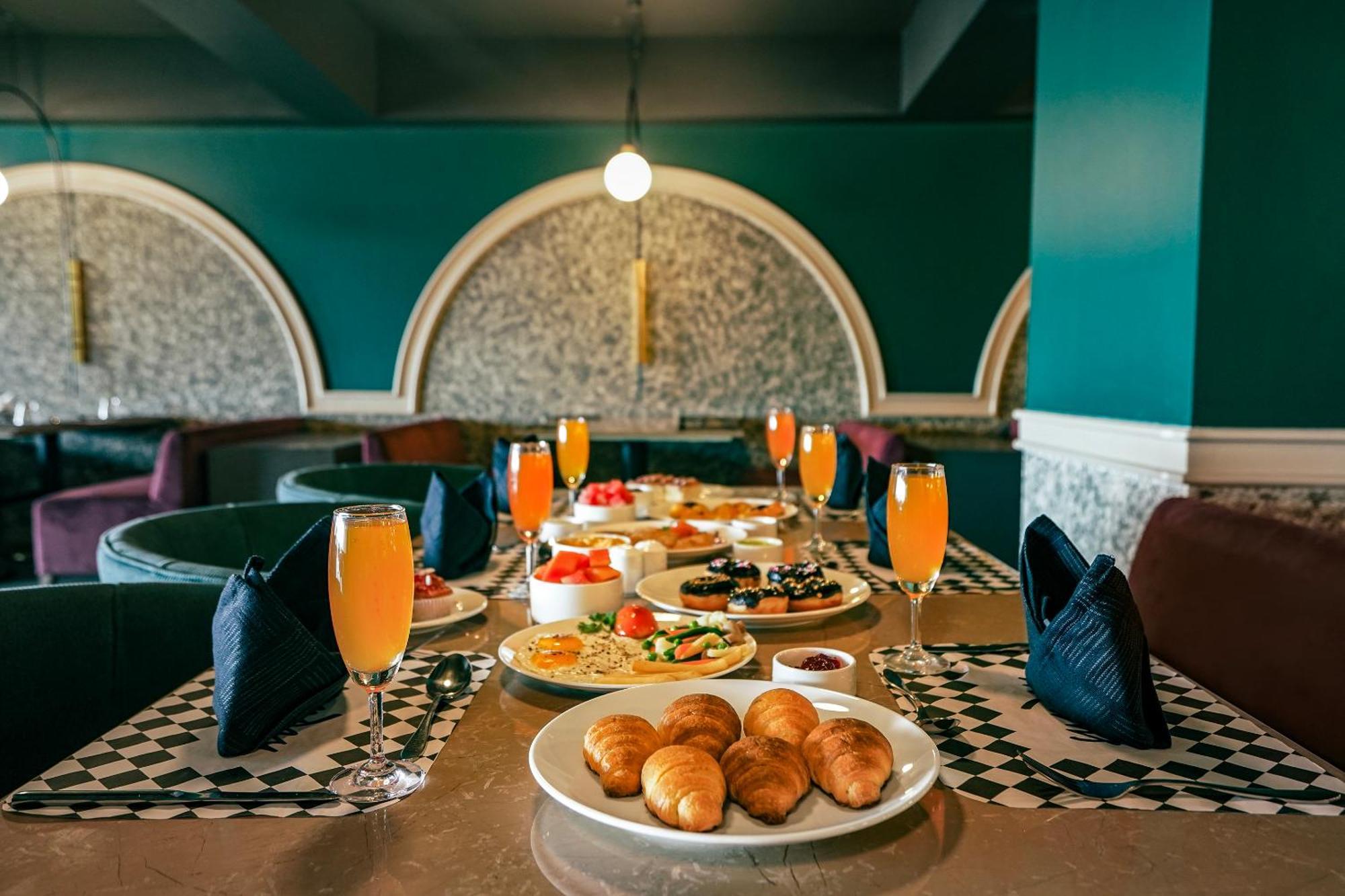 Sunday Hotel Вадодара Екстериор снимка