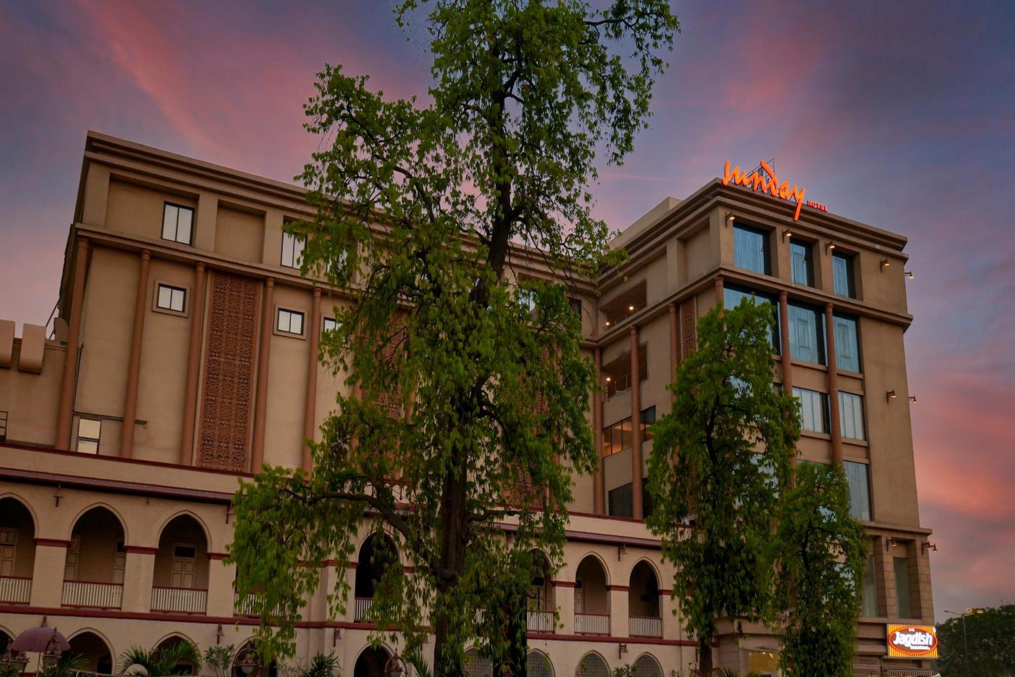 Sunday Hotel Вадодара Екстериор снимка