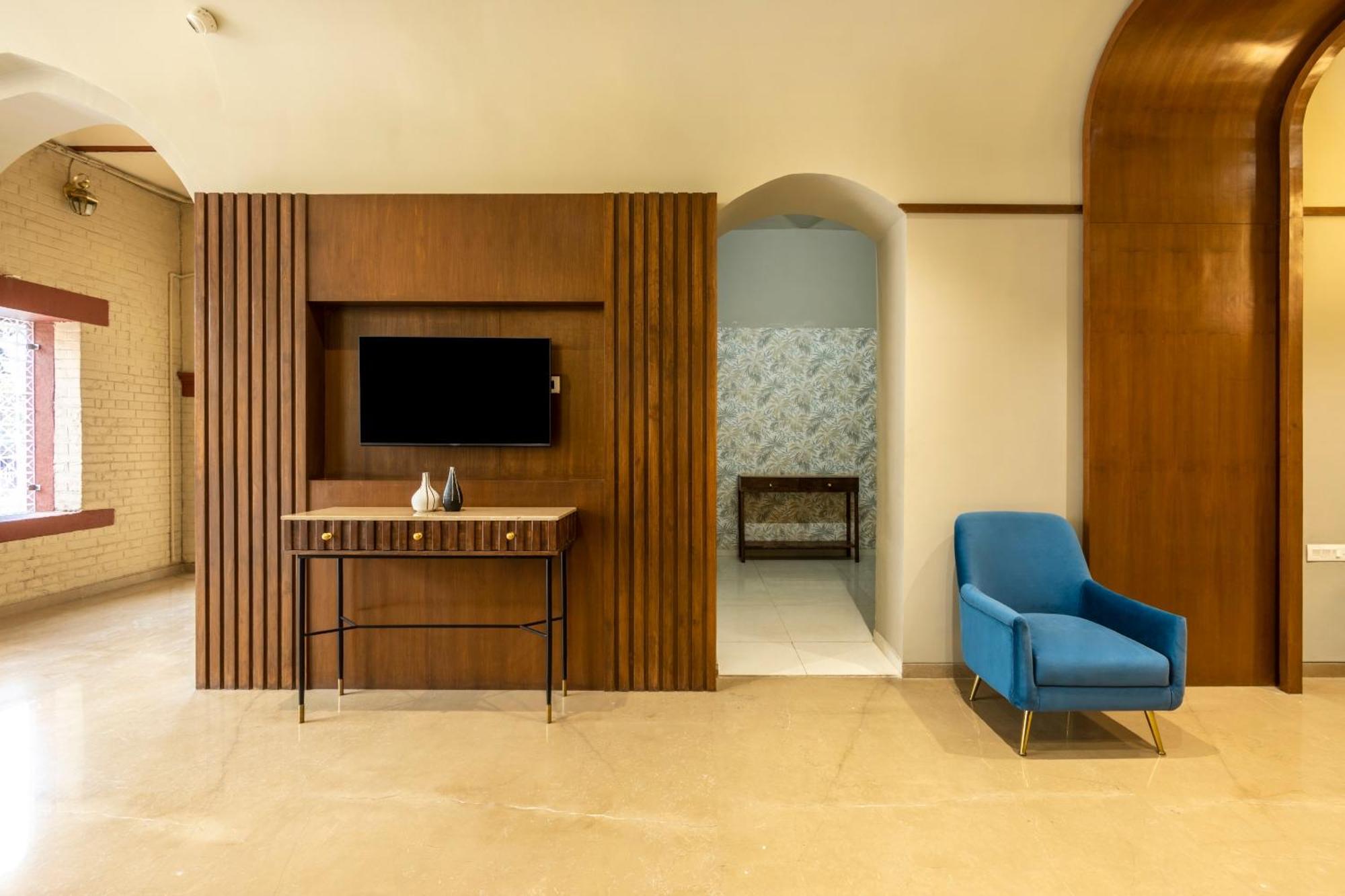 Sunday Hotel Вадодара Екстериор снимка