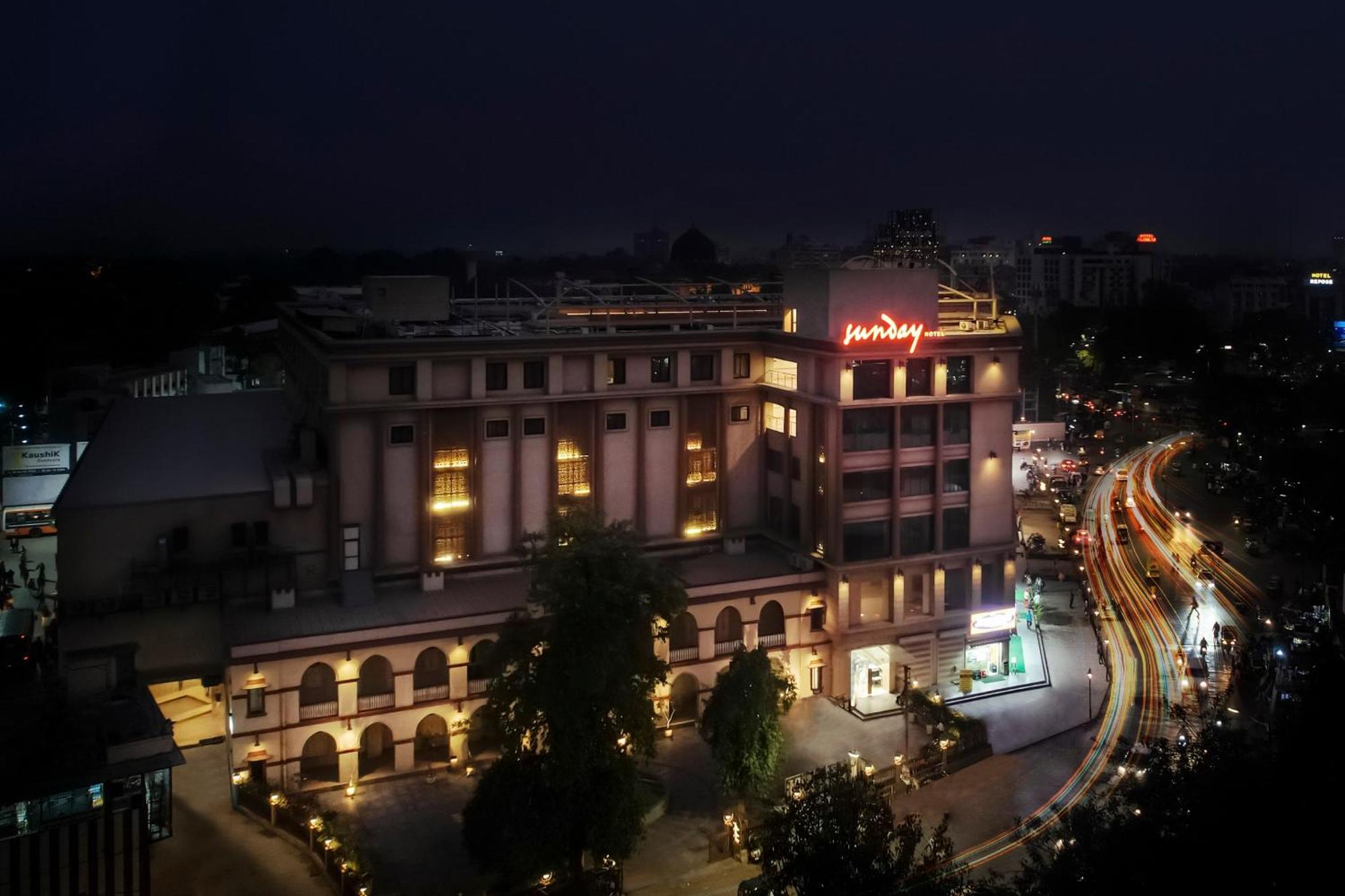 Sunday Hotel Вадодара Екстериор снимка