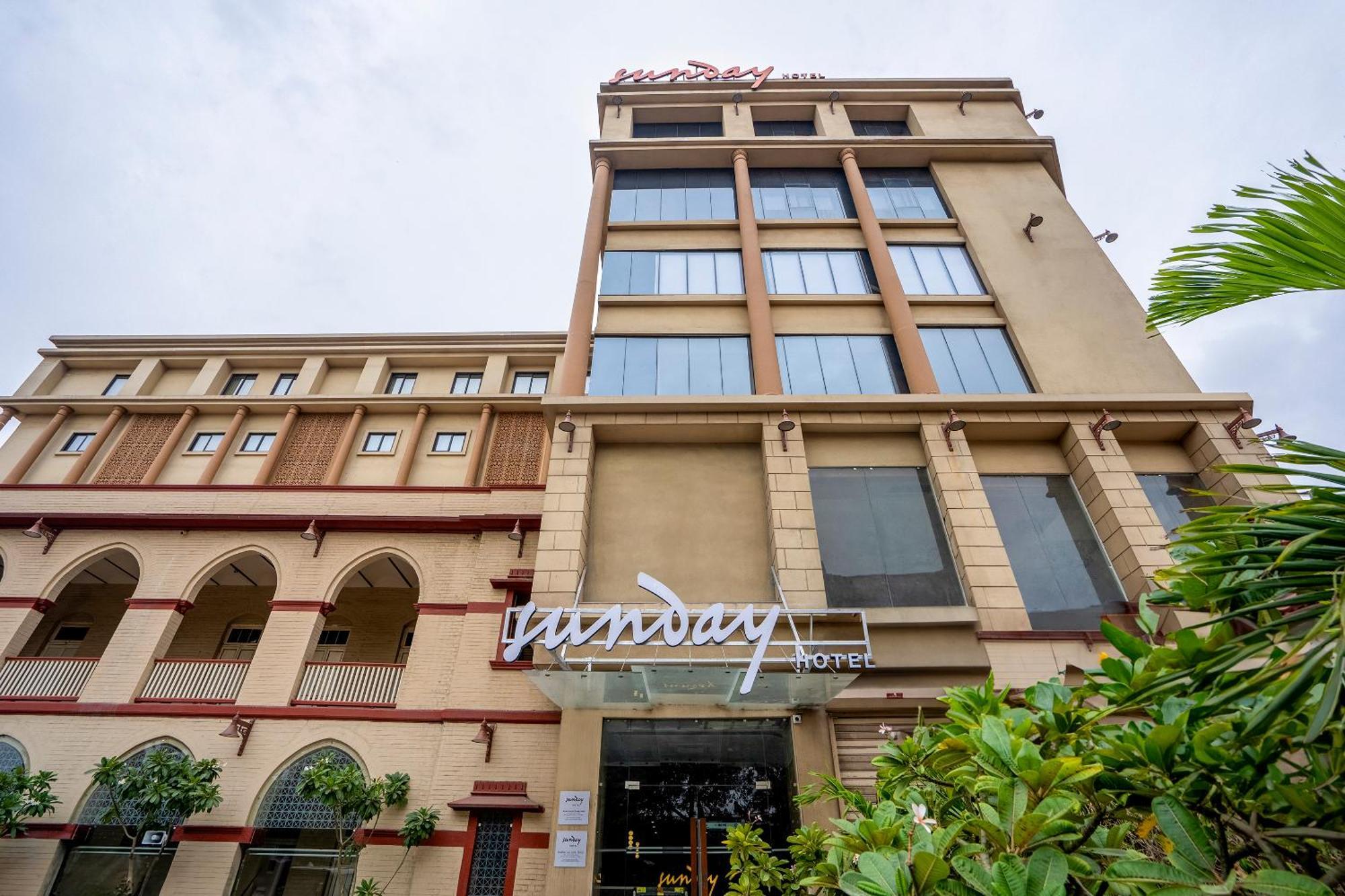 Sunday Hotel Вадодара Екстериор снимка