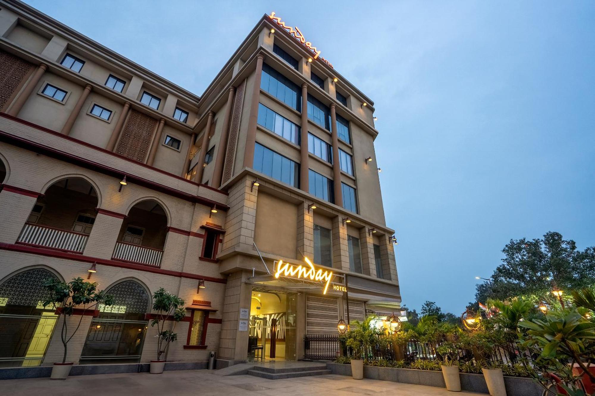 Sunday Hotel Вадодара Екстериор снимка