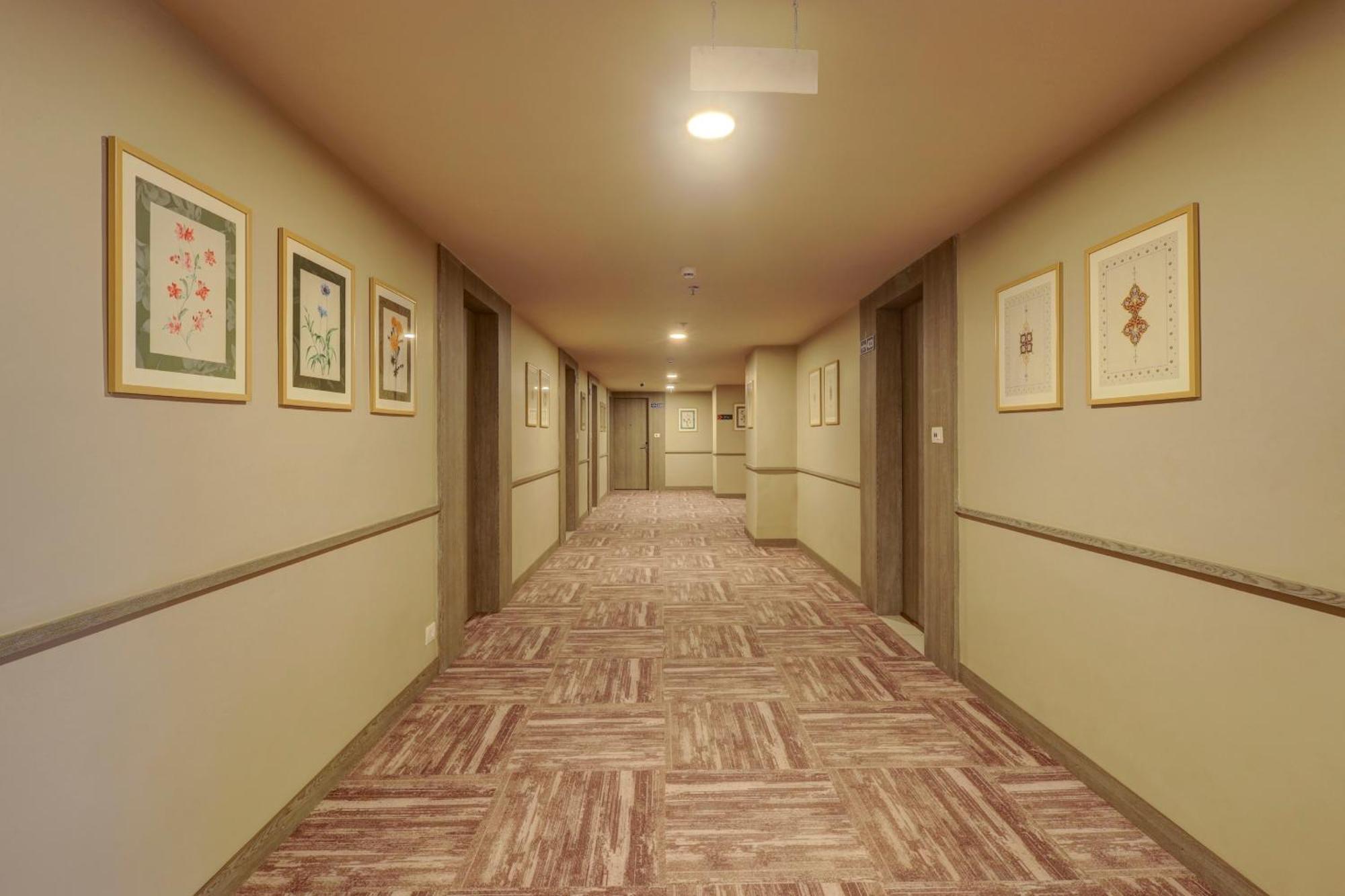 Sunday Hotel Вадодара Екстериор снимка