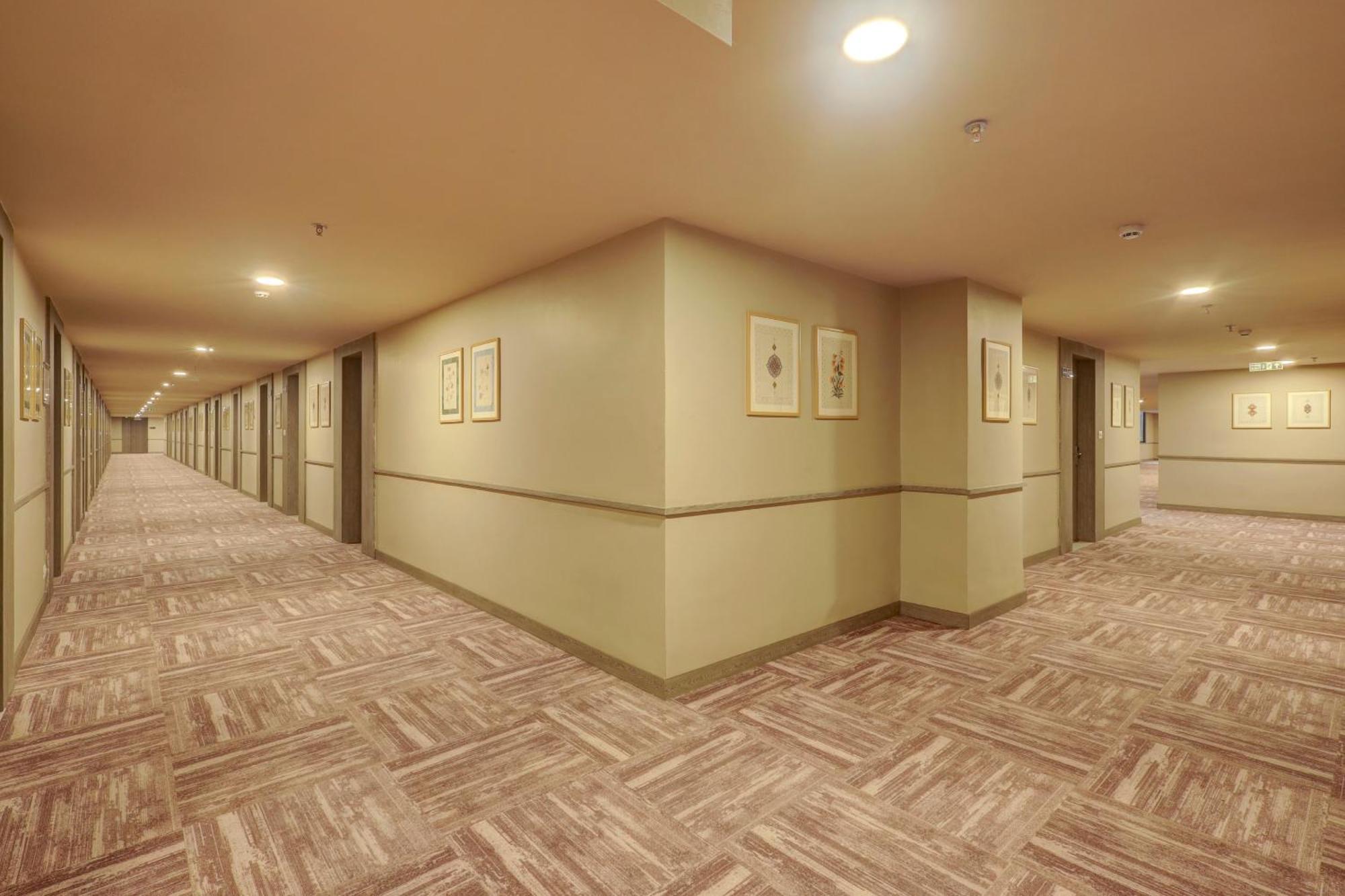 Sunday Hotel Вадодара Екстериор снимка