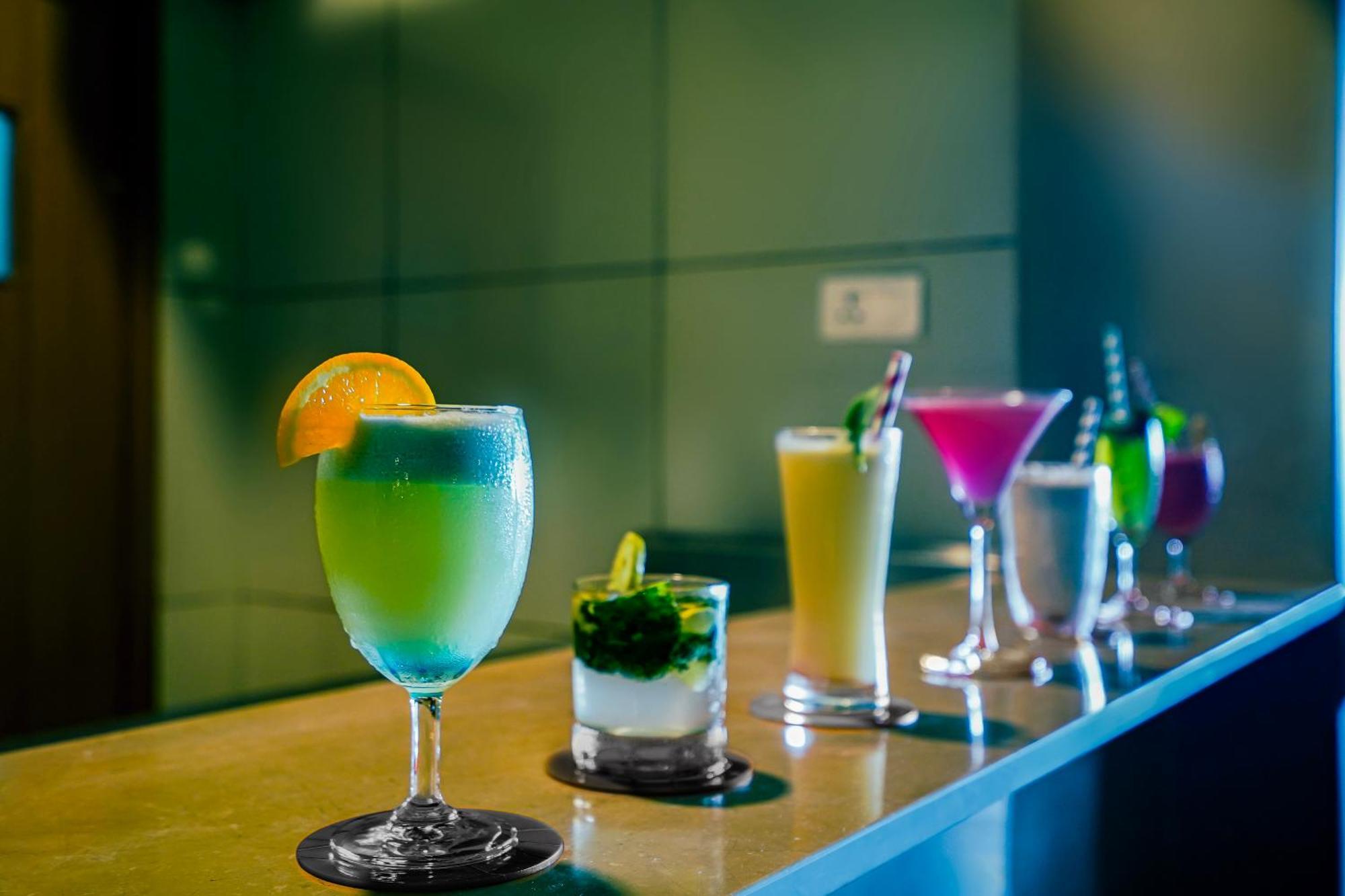 Sunday Hotel Вадодара Екстериор снимка
