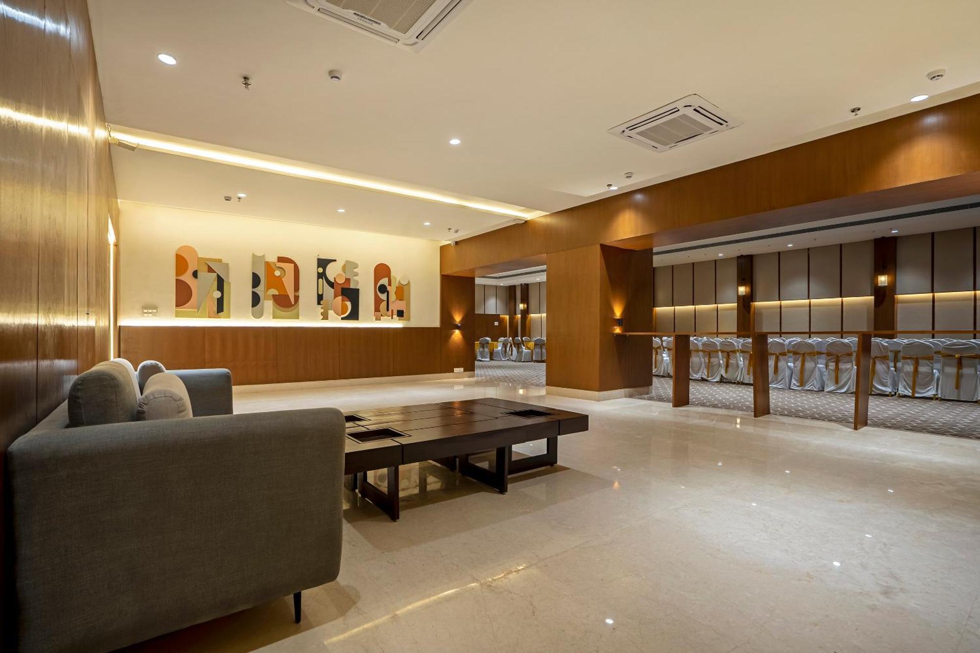 Sunday Hotel Вадодара Екстериор снимка