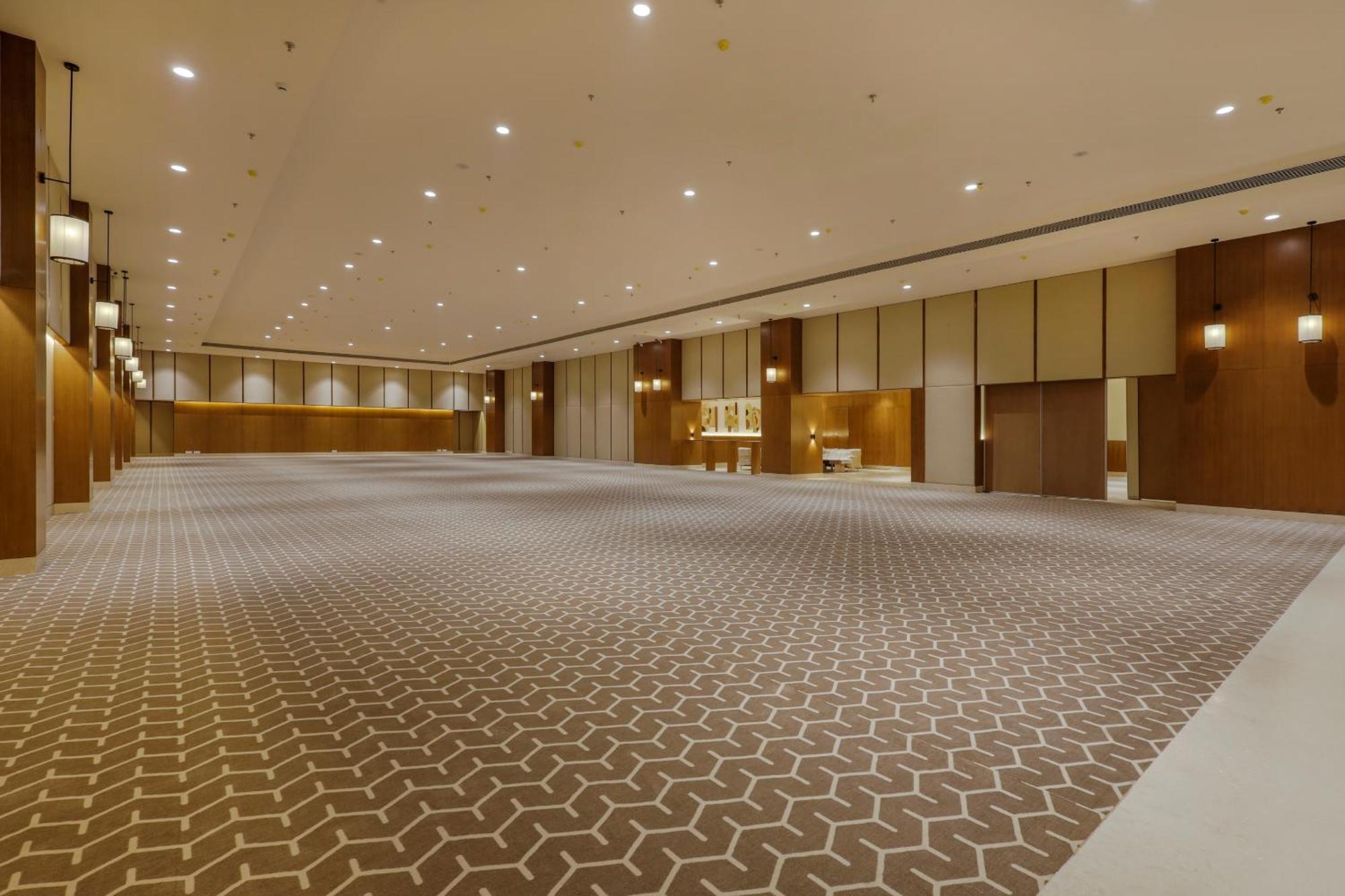 Sunday Hotel Вадодара Екстериор снимка